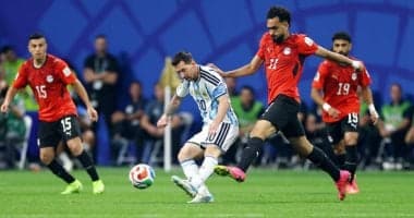 أسطورة إنجلترا يهاجم حكم مباراة مصر والأرجنتين: لا يمكن تطبيق القانون بمعيارين