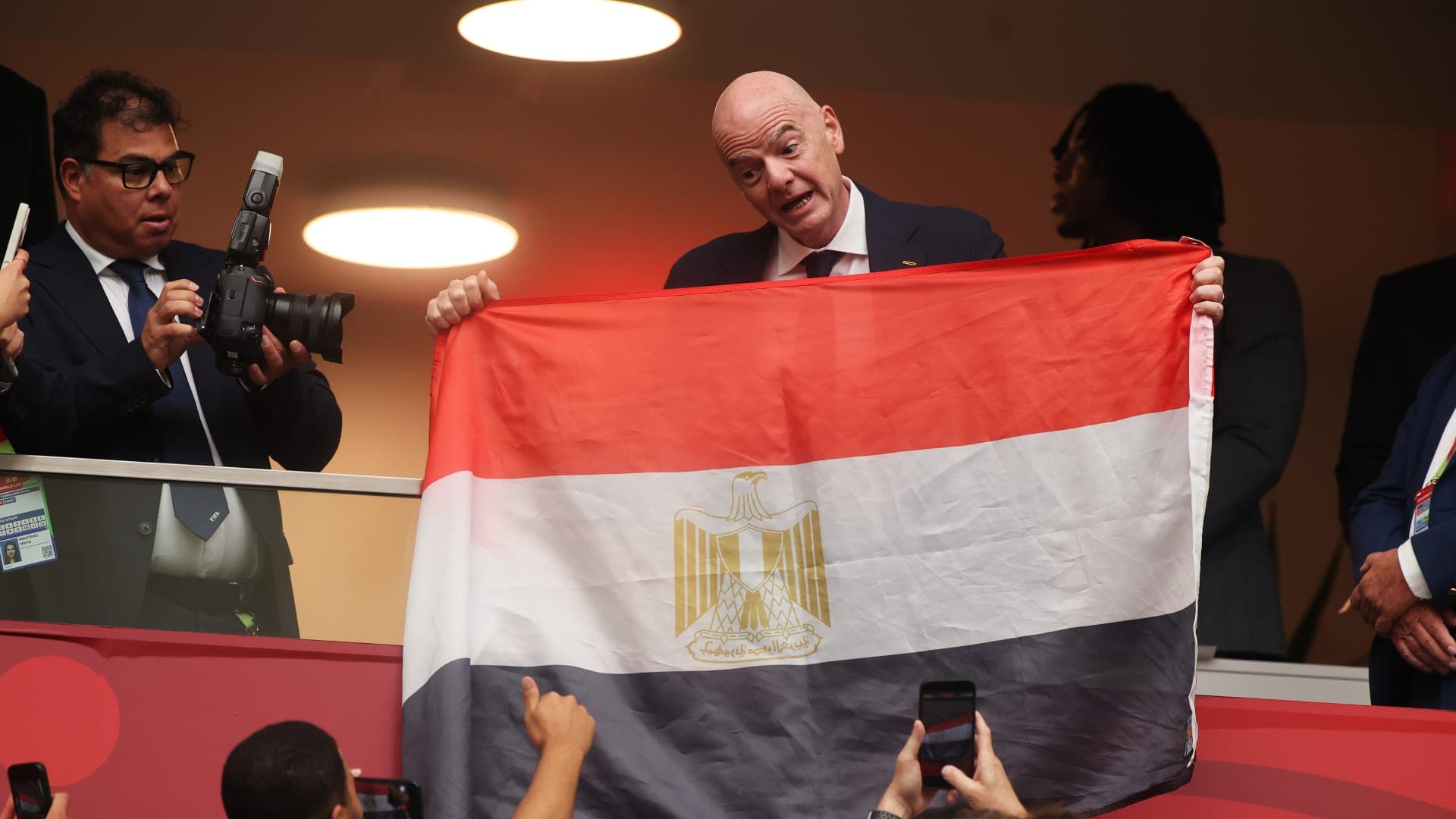 رئيس "فيفا" يرفع علم مصر بعد إقصاء "الفراعنة" من كأس العالم